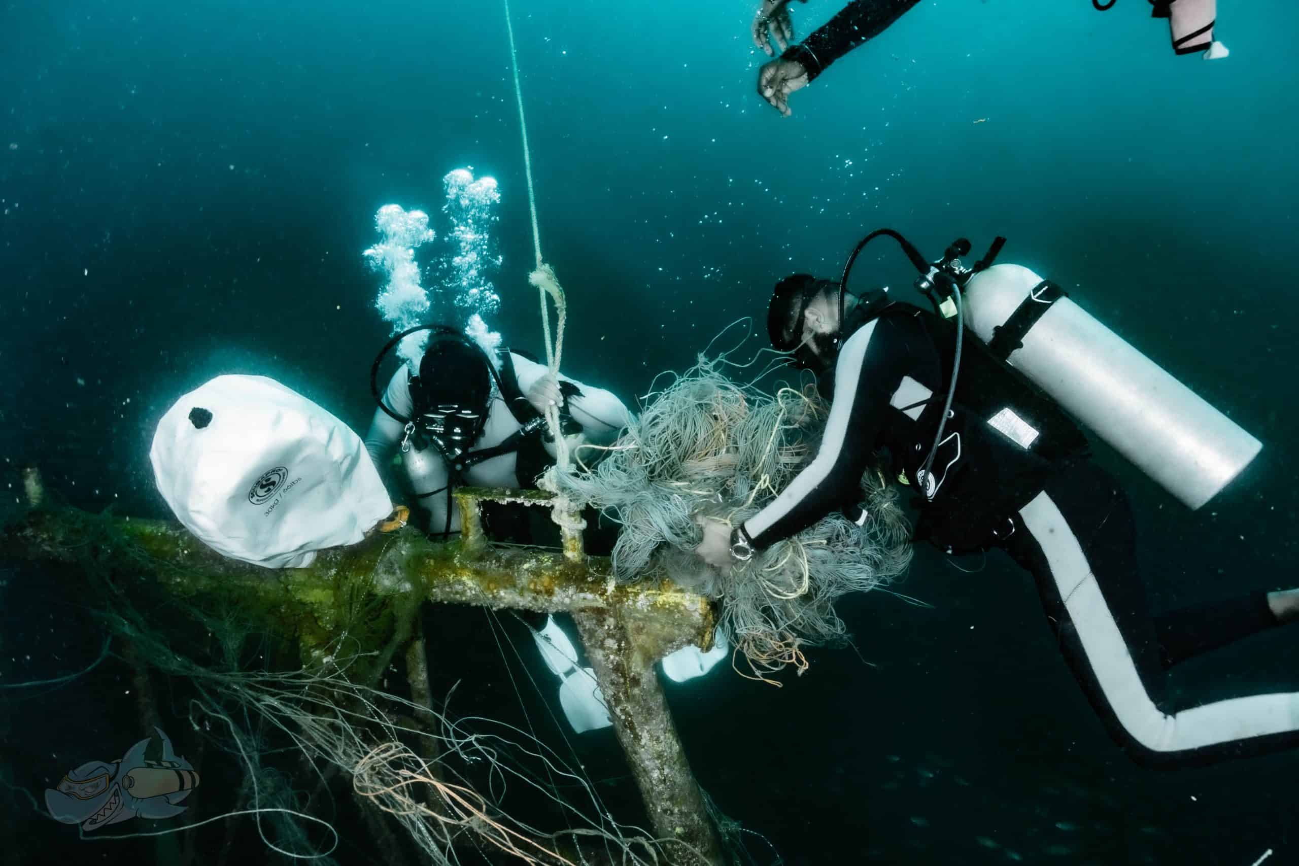 Dive Against Debris Dives at the Trawler Wreck 
