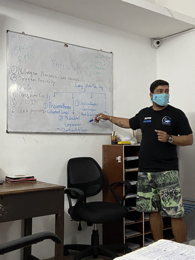 differences between divemasters and instructors