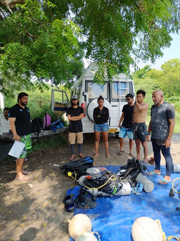 Master Scuba Diver Trainer teaching and enjoying moments with the team