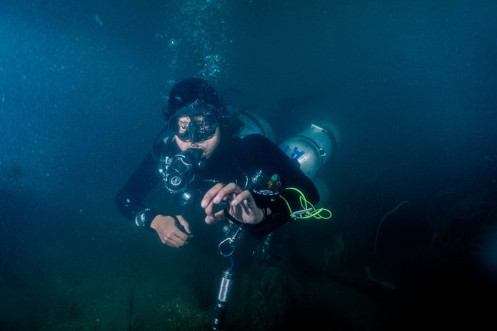 scuba expert doing scuba diving in Pondicherry clicking an underwater photo with temple adventure Technical fun dive