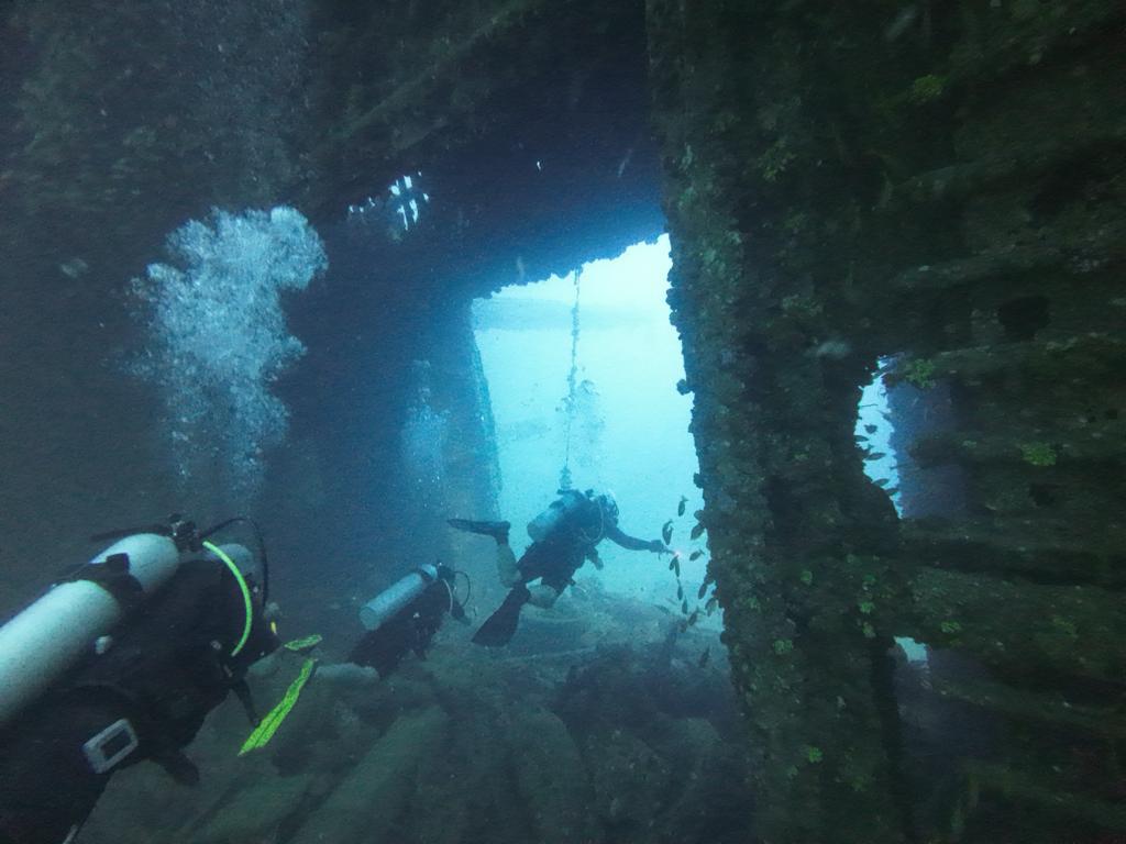 Image showing divers on a 'wreck' dive.