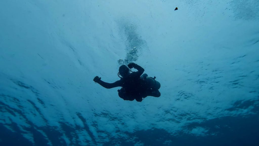 Picture showing a 'sidemount' diver.